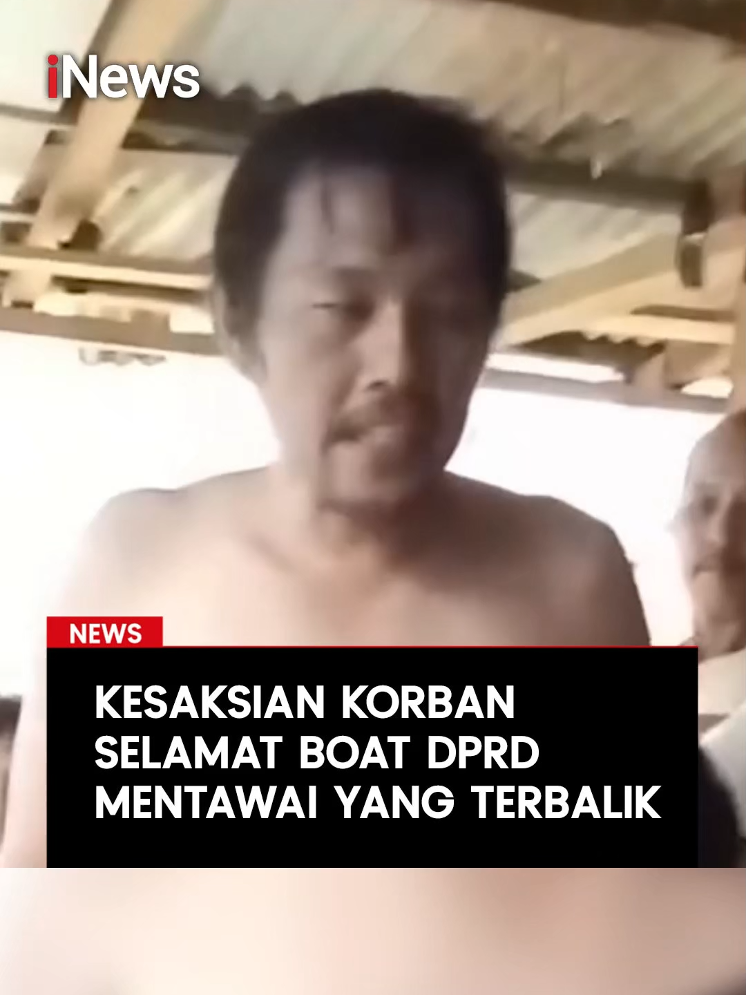 Sebuah perahu kayu yang membawa rombongan pegawai pemerintah daerah dan anggota DPRD Mentawai mengalami kecelakaan laut di perairan Selat Sipora, Sumatera Barat, pada Senin (14/7) sekitar pukul 11.00 WIB. Boat tersebut bertolak dari Sikakap menuju Tuapejat dan diduga terguling oleh gelombang laut sehingga 18 penumpang — terdiri dari pegawai dan anggota DPRD — terdampak. Delapan orang berhasil selamat, sementara 10 lainnya masih dalam pencarian. Kepala Kantor SAR Mentawai, Rudi, menyebut laporan awal mengenai insiden itu diterima pasien dari Kepala Dusun Mapinang Utara sekitar pukul 17.40 WIB kepada Basarnas. Lokasi kecelakaan berada di sekitar Selat Sipora, dengan jarak tempuh sekitar 1,5 jam laut dari dermaga Tuapejat. Proses pencarian korban terus dilakukan oleh tim SAR gabungan dengan mengandalkan data dari saksi lokal dan kondisi cuaca. #BoatDPRDTerbalik #Mapinang #SelatSipora #PencarianKorban