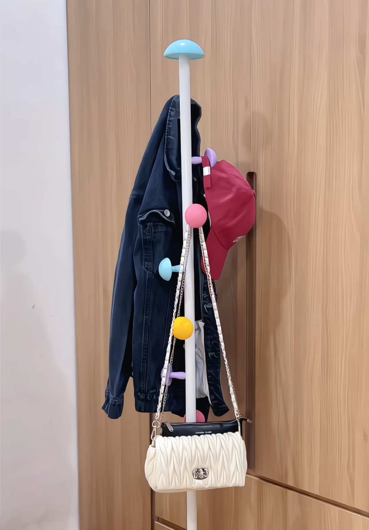 Cây treo chắc chắn lắm mà để decor phòng cũng xinh nữa 🍄  #decor #caytreoquanao #caytreodo #giadungtienich #dogiadung #fyp #xuhuong 