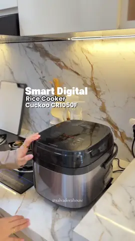 Beneran deh sebelum ganti rice cooker aku tu sering banget buangin nasi, hampir setiap hari. Masak dikit kering, maska banyak ga abiss. Mubazir bangettt. Cuma aku tu setiap barang yang aku mau, aku tu ga mau sembarangn beli, mau riset dulu, cari tau kelebihan dan kekurangn produknya, ga tau kenapa rice cooker merk ini lebih banyak review bagus nyaaa, makanya aku mau banget punya rice cooker ini🥹 Beneran deh ini rekomen banget buat kalian punya juga dirumah, nasi awet bangetttt💯🫶  #fyp #xalvadorahouse #ricecooker #cuckoo #ricecookercuckoo 