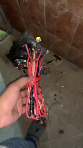 Electrician Funny video 😂. #electrician #electrician_life⚡🔌🔋💡🧯 #housewiring #foryou #foryoupage #goviral #viralvideo #industrialelectrician 