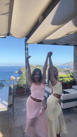 ITALYYYY 🇮🇹🍕🍝 #twins #covergirl #italy #europe #sicily #xyzbca #fyp #goviral #viral #foru  