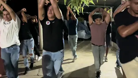 Estoy Inventando la nueva coreografía de “Migajera” que se estrena hoy! La capital del gogeo #trend #viral con mis amigos @La Remambaramba 🌺 @DJ MONST3R5 con mi grupo @play_animaciones_ #villahermosatabasco🔥 #gogeo #baile 