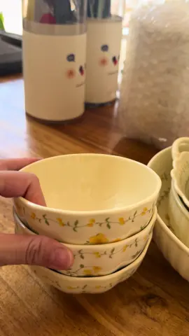 Bữa cơm nhà không chỉ ngon mà còn cần đẹp mắt và ấm cúng 💛 ✨ Bộ bát đĩa sứ hoa nhí – sự lựa chọn hoàn hảo cho mọi gia đình: ✅ Hoa văn tinh tế, dịu nhẹ, mang phong cách cổ điển pha chút hiện đại ✅ Chất sứ bền, chắc tay – an toàn cho sức khỏe ✅ Dễ vệ sinh, dùng được trong lò vi sóng và máy rửa bát ✅ Phù hợp dùng hằng ngày hoặc làm quà tặng sang trọng 📦 Combo đầy đủ: Bát cơm, đĩa sâu lòng, đĩa lớn, bát tô, chén . 💬 Nhắn em để xem mẫu thực tế.#hanhtrinhxaykenhtiktokxuhuongtiktok #xuhuongtiktok #bepnho #viraltiktok #amthucviet #comnha 