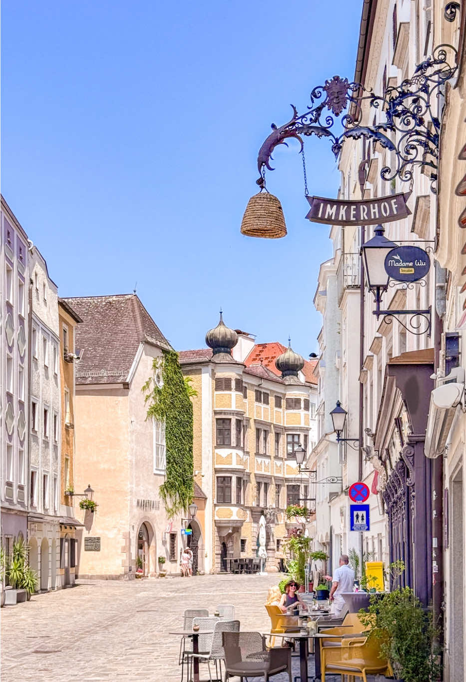 Have you ever heard of Linz in Austria? 🇦🇹💕 I have to confess that I hadn’t until recently. It’s Austria’s third biggest city and it’s a real hidden gem. And now super easy to get to from London with Ryanair’s new flight from Stanstead.  Here are my recommendations for a short city break in Linz ✨ 🔸 Get lost in the pretty cobblestones streets of the Old Town 🔸 Admire the impressive New Cathedral or Mariendom 🔸 Take the tram to Pöstlingberg and enjoy stunning views of Linz and the Danube  🔸 Visit ARS Electronica Center and have your mind blown with 8K projections and interactive AI displays @arselectronica  🔸 Dive into contemporary art at the Lentos Art Museum @lentoslinz  🔸 Try Linzer Torte, a fruit cake with the oldest cake recipe in the world  🔸 Have a refreshing drink at Sandburg Beach Bar (yes, you read well. There’s a beach in Linz!)  🔸 Go shopping in one of the arcades in Landstrasse or in Bischofstrasse, a quaint street with quirky independent shops 🔸 Take a walk along the Danube or relax in Donaupark AD @upperaustria  #discoverupperaustria  #visitlinz #upperaustria  #visitaustria #österreich #linz