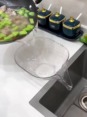 Plastic drain basket, multifunctional, used in kitchen, suitable for washing vegetables and fruits.