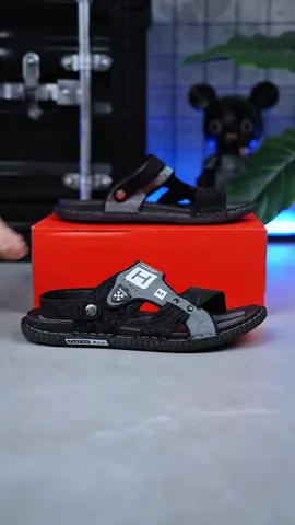 Apakah kamu menyukai sepatu ini?#sanadl #sepatu #TikTok #sandalviral #fashionpria 