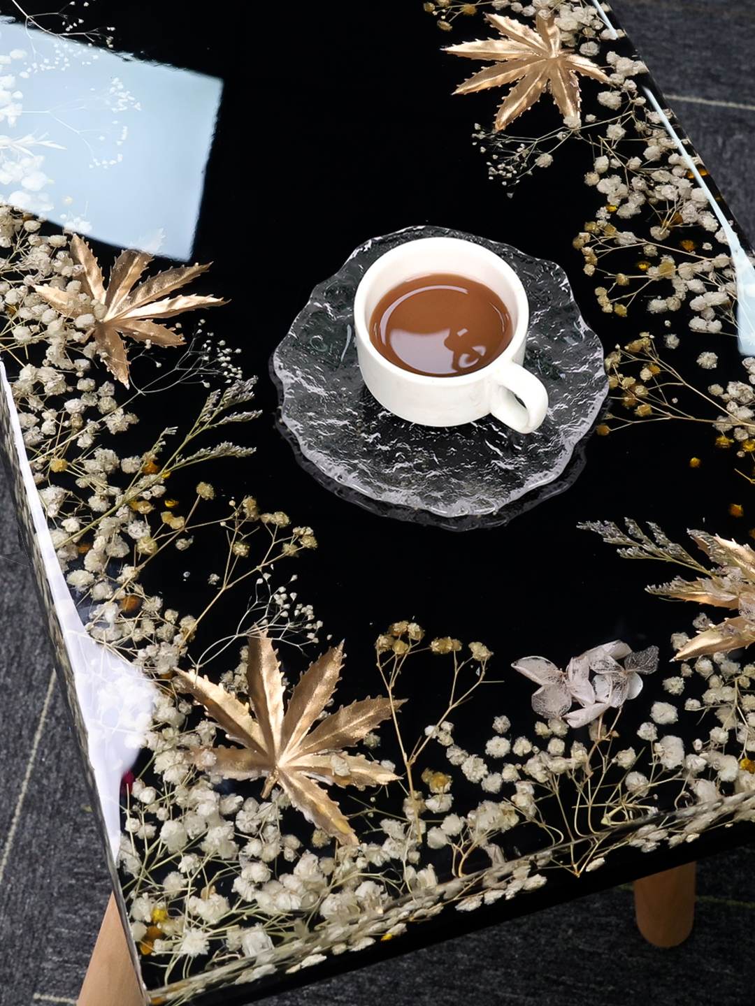 ✨ This creative table made with epoxy resin and white dried flowers perfectly blends elegance and nature! 💐💎 Each leaf and flower is preserved forever, allowing you to enjoy the beauty of nature while sipping your coffee! 🌿🌸 Want to make your own resin art table? Come check out how to create this unique piece using resin and dried flowers! 🎨✨  🎁 Go to my profile, click the link to get the materials and start your creative journey!  #ResinArt #DriedFlowerTable #EpoxyResin #DIYHomeDecor #CreativeDesign #ResinTutorial #HeyClearResin