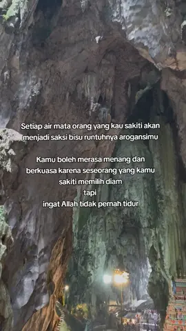 Janganlah menyakiti hati orang lain karena meskipun yang kau sakiti diam tapi Allah tidak pernah tidur