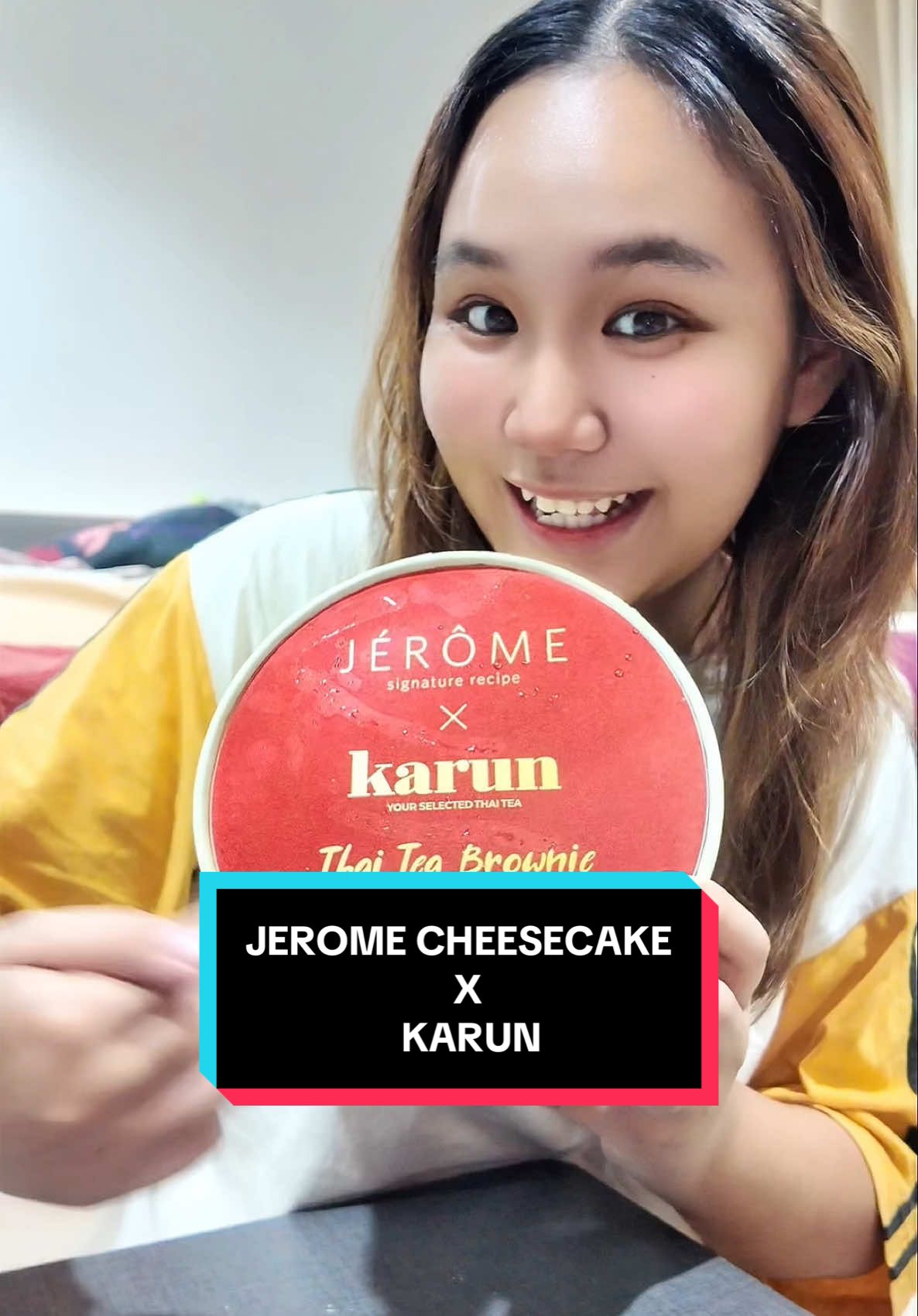 สายขนมเตรียมตัวให้พร้อม 🍰 เพราะ JEROME CHEESECAKE x KARUN เค้าจับมือกันทำของดีแบบไม่มีแผ่ว! 🧡 “Thai Tea Brownie Basque Cheesecake” คือที่สุด! ชีสเค้กเนื้อนุ่มแน่น หอมกลิ่นชาไทยแท้ ๆ ตัดกับบราวนี่ช็อกเข้มข้น 🍫 สองเลเยอร์ที่กินคำเดียวแล้วแบบ… โอ้โห! ละมุน หอม แน่น ครบ! 🗼 ชีสจากสเปน 🇪🇸 x ใบชาพรีเมี่ยม 🍵 = ความลงตัวที่สายหวานต้องลอง! 📌 สายชีสเค้กห้ามพลาดเด็ดขาด 📌 สายชาไทยมีหวีด #เจอโรมชีสเค้ก #KarunThaiTea #ชีสเค้กชาไทยบราวนี่ #สายขนมต้องตำ #ของมันต้องลอง