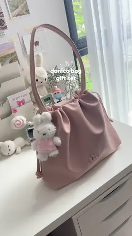 Such a pretty gift idea!🌷🎀 1 set udah dapet tas dompet sama pouch😭🫶🏻💓#Mossdoom #Mossdoomgirl #MOSSDOOMSuperBrandDay #SuperBrandDay #MOSSDOOMJFK2025 #TimelessElegance 