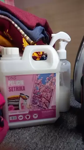 DNS Pelicin Setrika: Wangi tahan lama, kain lembut, antibacterial, harga terjangkau! wangi farian sakura khas laundry seger fres, 1 liter 20 ribuan . disclaimer harga sewaktu waktu bisa berubah. #parfumlaundry #pewangilaundry #pelicinpakaianlaundry #CerealCerdik  • DNS Pelicin Setrika: Wangi tahan lama, kain lembut, antibacterial, harga terjangkau! wangi farian sakura khas laundry seger fres, 1 liter 30 ribuan . disclaimer harga sewaktu waktu bisa berubah. #parfumlaundry #pewangilaundry #pelicinpakaianlaundry