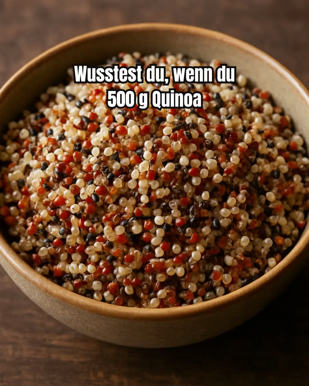 Du willst Brot, das nicht aufbläht, sondern abliefert? Dann ist dieses Quinoa-Brot dein neuer bester Freund. 🤝 ✅ Kein Mehl. ✅ Kein Kneten. ✅ Kein Drama. Nur echte Power-Zutaten – und das in unter 5 Minuten Zubereitung. Du brauchst: 🥣 250 g Quinoa (eingeweicht!) 💧 100 ml Wasser 🌱 2 EL Chiasamen 🧂 Salz 🥄 1–2 TL Backpulver 🍏 optional: Apfelessig & Olivenöl 🌻 optional: Kerne als Topping That’s it! → Alles mixen. → In die Form. → Ab in den Ofen. → Fertig ist dein Clean-Eating-Brot. Ob süß mit Mandelmus oder herzhaft mit Avocado – das Ding passt einfach immer. 😍 💬 Schreib mir, wie du’s getoppt hast! 📲 Speichern, nachbacken, teilen. 🔥 Für mehr cleane Rezept-Kicks: folge @franks.fit.kitchen