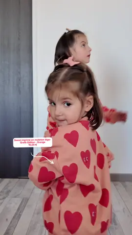 Collaboration commerciale // premiers pas dans la mode avec la collection Grafik edition de chez @Kiabi je fonds 🥹✨ Bravo mes minis mannequins je crois que la relève est assurée 😍 #kiabi #modepetitsprix #look #kidsoutfit #merefille #kids #matchymatchy 