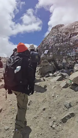 Đá Vãng Sinh nằm trên tuyến đường hành hương vòng quanh núi thiêng Kailash ở Tây Tạng, tại khu vực đèo Zhuomala, ở độ cao khoảng 5.650 – 5.700 mét so với mực nước biển. Trong tâm khảm người Tạng, གངས་རིན་པོ་ཆེ་ (Kailash) là ngọn núi linh thiêng tuyệt đối. Trong văn hóa và tín ngưỡng Tây Tạng, nơi đây là chốn gửi gắm tình cảm, là nơi tưởng nhớ những người đã khuất. Người ta tin rằng, khi đặt di vật của người thân đã mất tại đây, linh hồn họ sẽ được an nghỉ, và có được cơ hội tái sinh trong vòng luân hồi.#xuhuong 