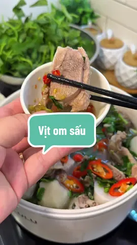 Mua được mẻ sấu cất tủ đá a ăn dần, vừa hay bố mẹ chồng lại gửi cho con vịt. Hợp cảnh quá mà #mesausoc #vitomsau #xh