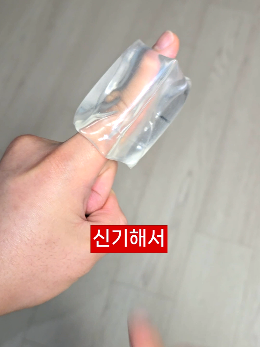 📦 영상 속 제품은 프로필 사진클릭후 아래링크에서 확인가능해요! 📦 ✨ 신기해서 사본 SNS 아이디어템 Top4 💡 💡먼저 스티커! 와이프가 다리 흉터 가린다고 샀는데; 크기 맞춰 자르고! 물로 붙여주면 된대서 했더니 와 걍 판박이 수준이에요ㅡㅡ 피부색이 다른가싶어서 제 팔에 해봤더니! 오지게 안지워져서 상처 가릴라다 상처 더 얻었음ㅜ 💡입에 끼면 지 알아서 양치해준다는 이거! 이것도 와이프가 인스타보고 샀는데 걍 치약 묻히고 전원눌렀더니 진동만 느껴지고 이게 양치 되는건가;;ㅡㅡ 💡이건 메니큐어가 아니에요! 손톱 물어뜯는 아가들 충격요법에 쓰는건데 자칫 입에 손가락 가져다대면 침까지 쫙 고이는게 오늘 하루 입맛 다 베렸습니다.,; 💡이 아담한 친구는! 딱 손가락 전용 찜질팩이라네요ㅋ 손가락만 삐었을 때 쏙 껴주기만 하면 되니까 야~~~ 마누라 쇼핑 금지다 이제ㅎㅎㅎ ㅡ 🥇소개팁 IntroTip🥇 ▫️스크롤로 내려보는 현대판 홈쇼핑📺 ▫️광고표기 없는 모든 영상 “내돈내산” #소개팁 #쿠팡꿀템 #쿠팡추천 #생활꿀템 #살림꿀템 #자취꿀템 #아이디어템