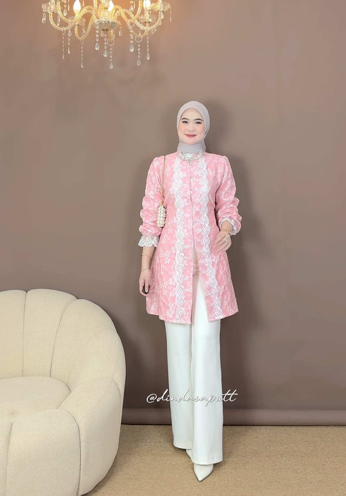 Hari ini lagi pakai tunik yang detail nya cantik sekaliii!🥹💓 by @Ruella Atelier #fyp #OOTD #outfitcouple #outfit #racuntiktok #racunoutfit #outfitideas #setelankondangan #outfitkondangan 
