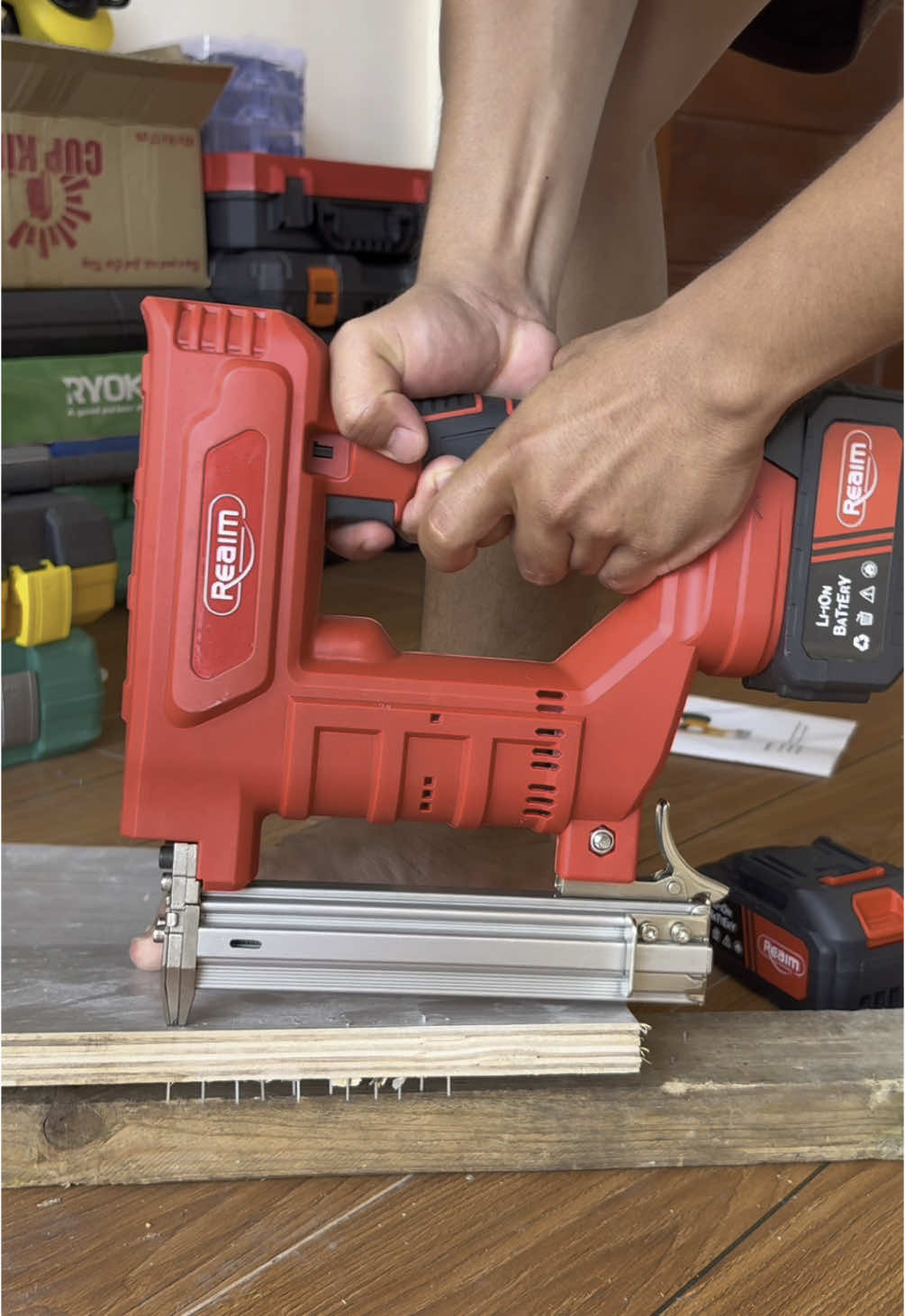 REIAM Heavy Duty nail gunner Tackwr Dtapler #automaticnailgun #heavydutynailgun #nailguntools #nailguncordless #cordlessnailgun 
