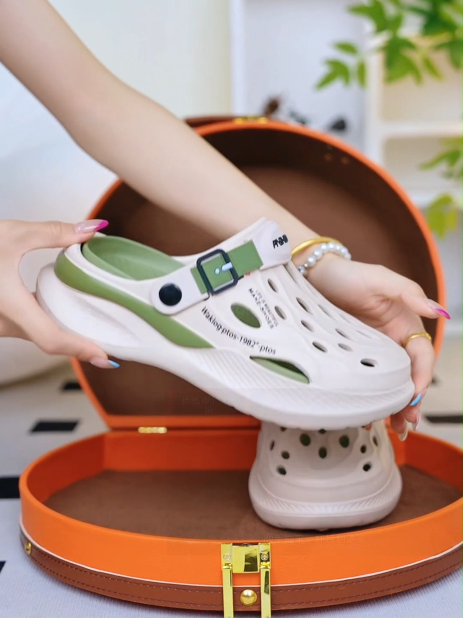Model Simpel, Gaya Maksimal! Sandal Favorit 2025 💯#SandalEmpuk #SandalCouple #ProdukLokal #ShopeeHaul #belisekarang #tiktokshop #CrocsLookalike #SandalMurah #diskon #SepatuHarian #SandalKaret #SandalNyaman #fyp #OOTD2025 #unisex #foryoupage #SandalViral #ReviewJujur