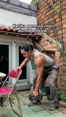 Siku dekat tubuh, tarik ke pinggang → dominan latissimus dorsi. Siku keluar, tarik ke dada → dominan upper back (trapezius, rhomboid, rear delts). Target otot utama gerakan diatas: Latissimus dorsi (otot punggung lebar). Saat kamu menarik dumbbell ke pinggang atau ke arah perut bawah, sudut gerakan tersebut mengaktifkan latissimus dorsi secara maksimal. Ini adalah otot utama yang membentuk lebar punggung. Jika kamu menarik ke arah dada, yang lebih aktif justru otot trapezius atas dan rear deltoid (bahu belakang), bukan lat. (tidak masalah jika memang km incar otot tsb).