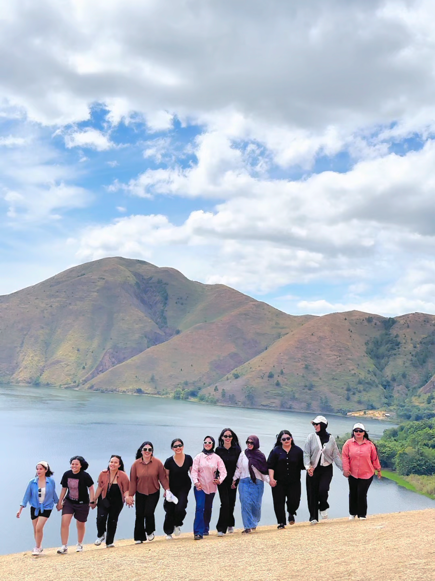 Bukit cinta. kalian kapan we buat vidio rame² bareng bestie mu ??😁🫶 . oyo DM 📩 . . . WA 082114385751 . @Parma bre drone  . @Annisa Sinaga  . kita jg buka open/privat trip paket dokumentasi keliling samosir. DM @hlm_terbang_tropis  . . #bukitcinta  #bikitholbung  #batuanduhur #batupassa #bukitsipira . #fyyyyyyyyyppppdongggg  @Tobatak.id @visitlaketoba.id @liem.994 