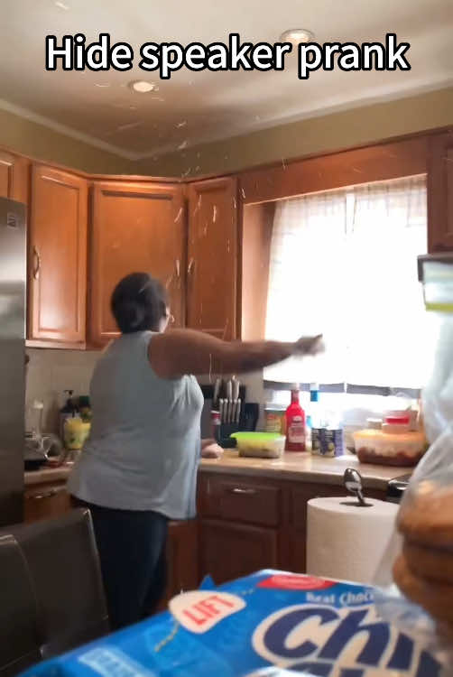 Hide speaker prank. 🤣🤣#trending #funny #fouyou #fyp #tiktok #interesting #prank 