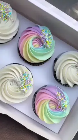 Rainbow inspired cupcakes. 🌈🦄 #cupcakeart #cakeart #cakedesign #cakedesigner #floraldesign