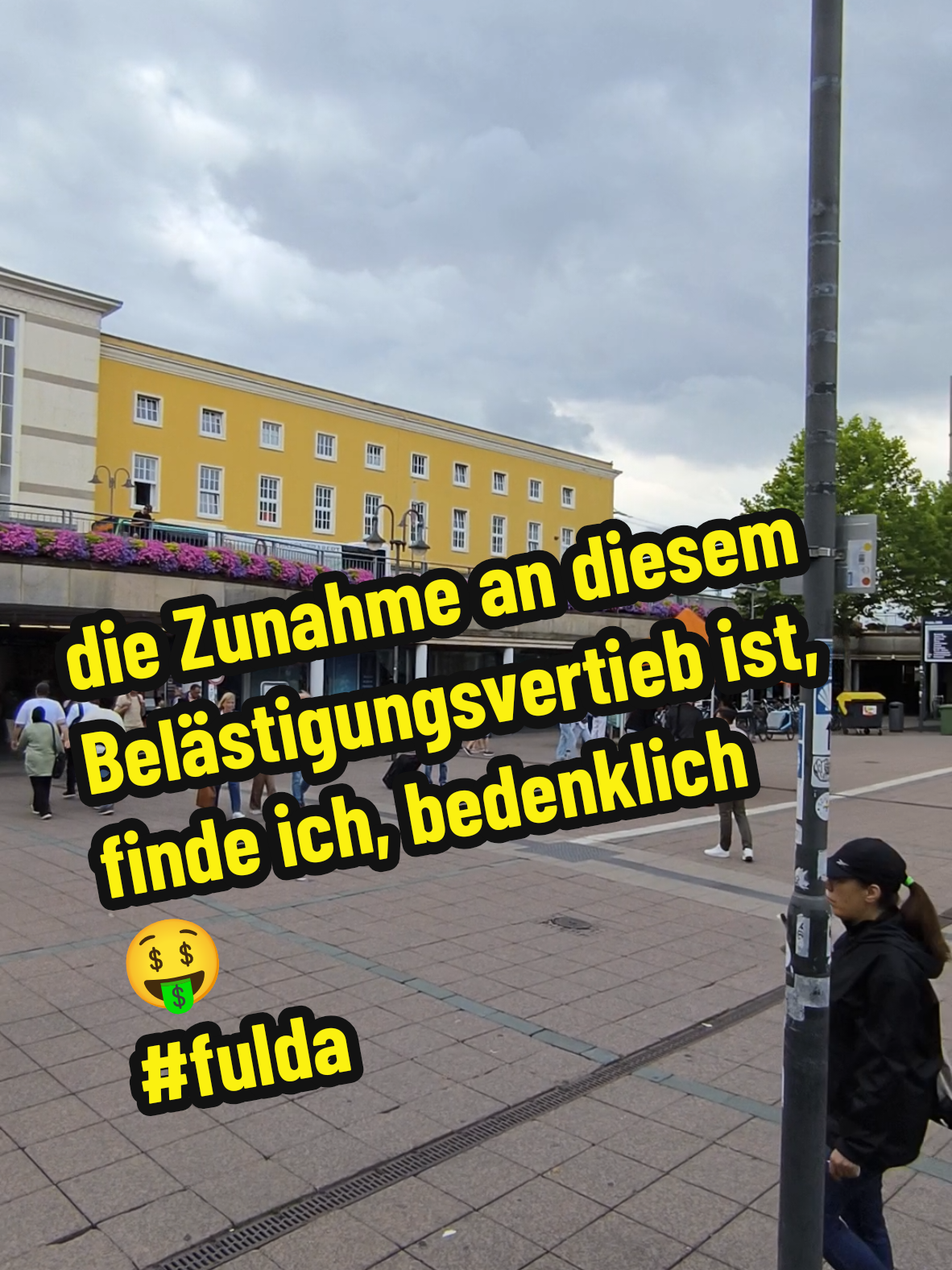 finde ich persönlich nicht gut, das geht den ganzen Sommer so... andere Städte lassen sowas nicht zu !! #fulda #bahnhof #vertrieb #innenstadt #mussdassein? 