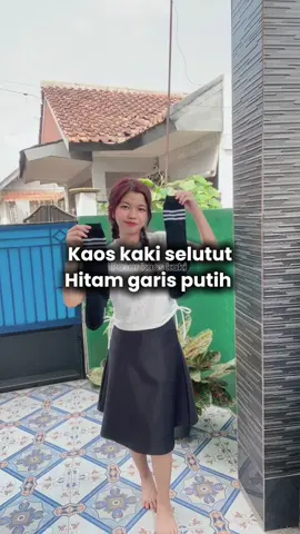 Nah sekarang kita spill kaos kaki selutut warna hitam garis putih nya yaa 🤗🫶🏻 #kaoskaki 