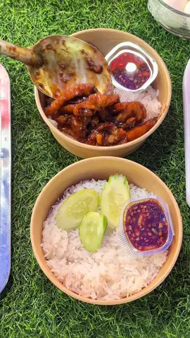 ข้าวหมูหวาน #หมูทอดคุณจันทร #เซียร์รังสิต #แม่ค้าที่สวยๆอ่ะ #เทรนวันนี้ 