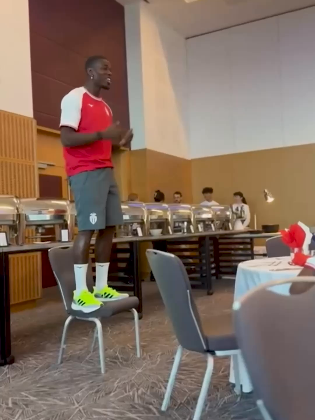 Paul Pogba chante SPIDER de GIMS pour son bizutage de bienvenue à l'AS Monaco ! 🤣 #paulpogba #spider #gims #pogba #asmonaco #football