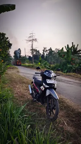 Supra bapack menunggu sepur tebu lewat. ... #CapCut #statusparawhatsapp #status 