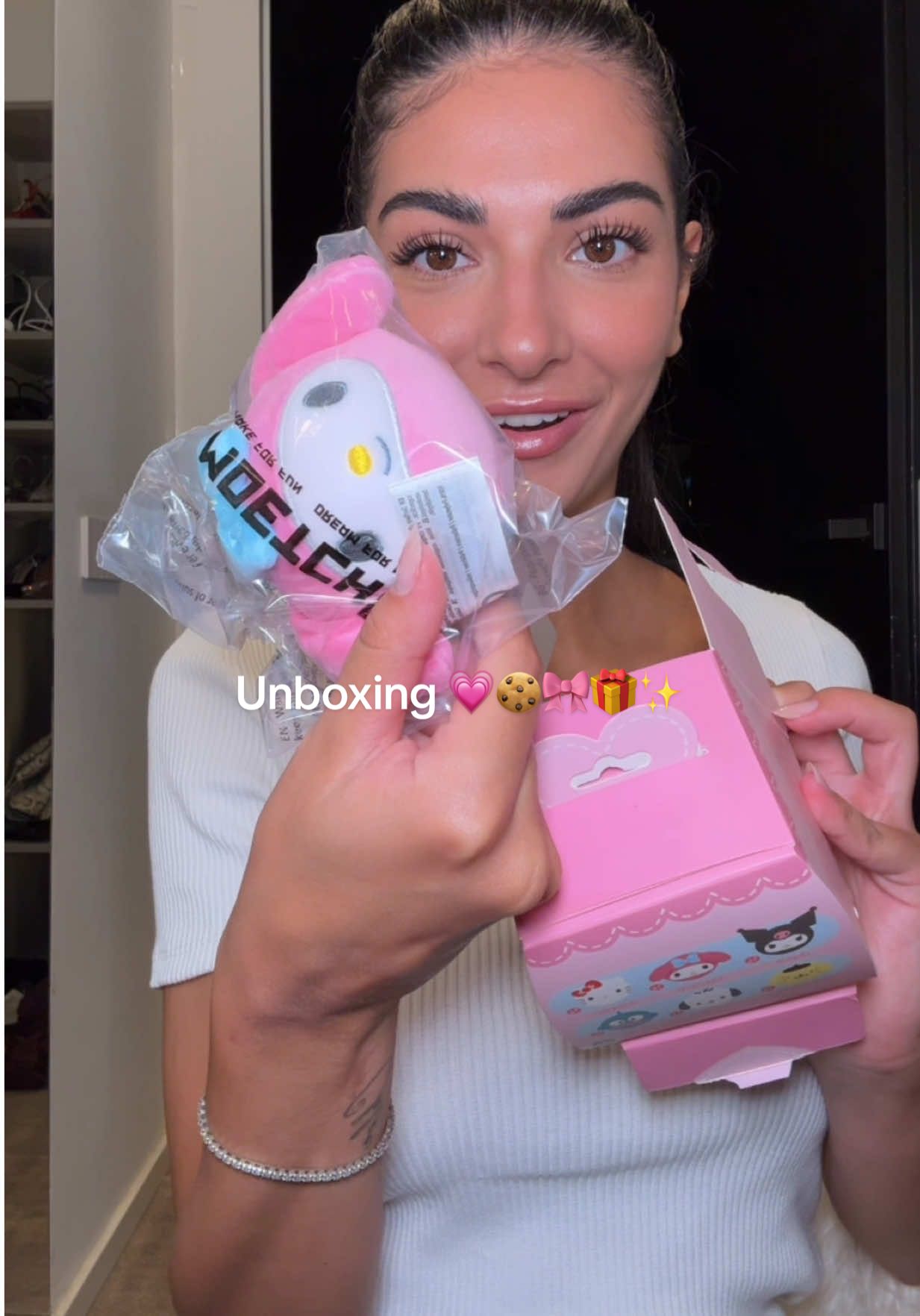 un GRWM un po’ diverso… oggi ho preso ispirazione dal look di Hello Kitty per ricreare l’outfit della giornata🩵💛 Antistress, profumo e… correrò da Giochi Preziosi a fare rifornimento! #hellokittyandfriends #hellokittygiochipreziosi #giochipreziosi / adv