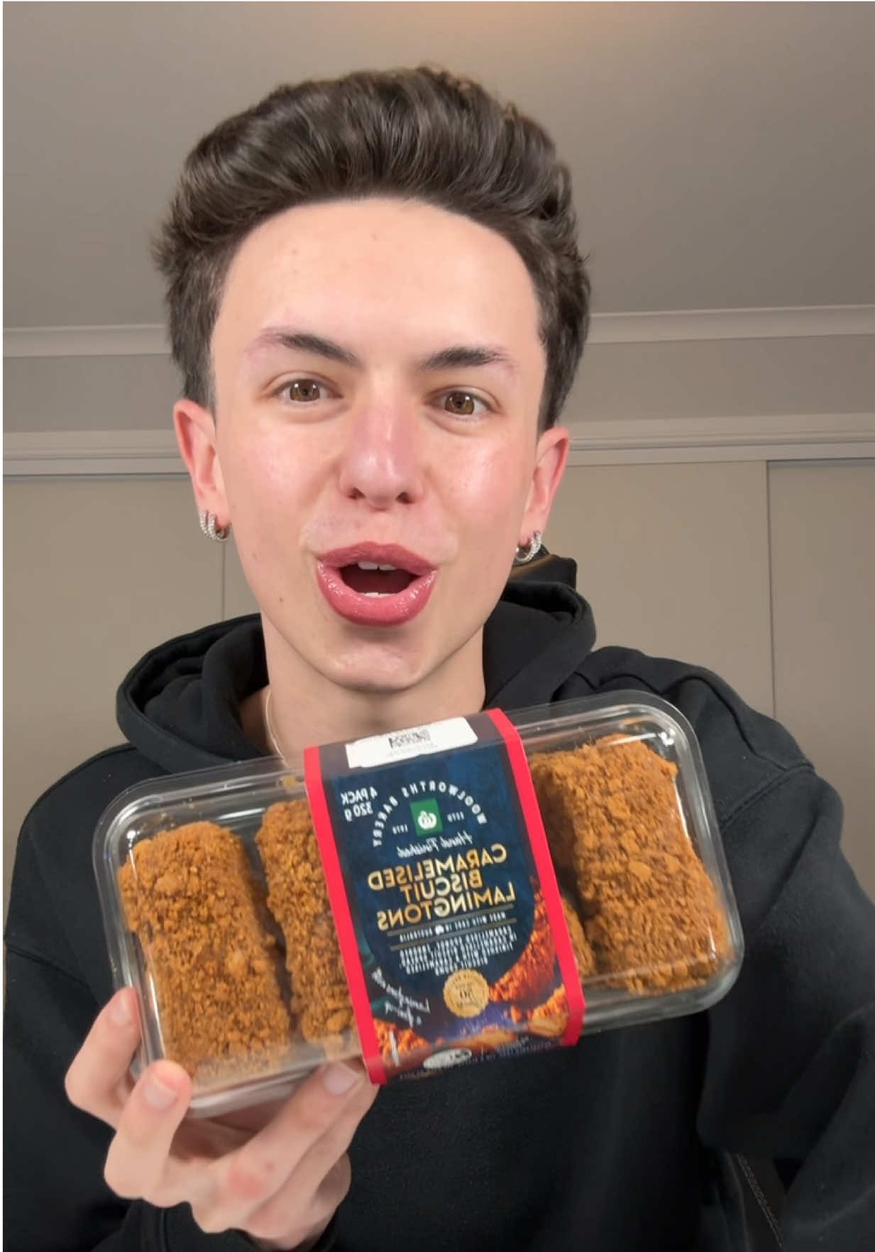 Trying Woolworths biscoff lamingtons 