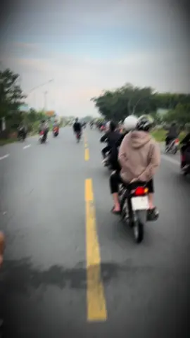 Khong phải nắng nhưng thích chói chang 😄