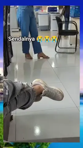 mana sendalnya punya tetangga 😭🤣🤣||• #ngakak #kocakngakak #lucu_ngakak #hiburan_kocak #hiburan #vidiolucu #randomvideo #foryoupage 