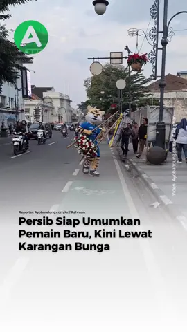 Persib Bandung kembali memberikan bocoran pemain yang akan direkrut untuk persiapan mengarungi musim 2025/2026.  Persib Bandung kembali memberikan bocoran pemain yang akan direkrut untuk persiapan mengarungi musim 2025/2026.  Kali ini, Persib memberikan bocoran mengenai pemain yang akan direkrut melalui karangan bunga yang disimpan di Jalan Asia Afrika, Kota Bandung, Selasa, 15 Juli 2025. Siapakah dia 🤔 Reporter: Arif Rahman