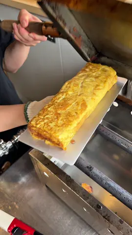 注文してから作るふわふわのだし巻き！ だし巻き卵 1200円 ふわっと柔らかい熱々だし巻きを職人が目の前で焼いてくれて出汁の旨味がしっかり出ていて優しい甘みがあり美味！おかげ横丁の食べ歩きにもオススメ！ 🍚店名: 川西屋 住所: 三重県伊勢市宇治浦田1-3-4 最寄駅: 五十鈴川駅から車で10分 営業時間:10:00〜15:00 定休日：不定休 #三重グルメ#Japanesefood#tiktokfood