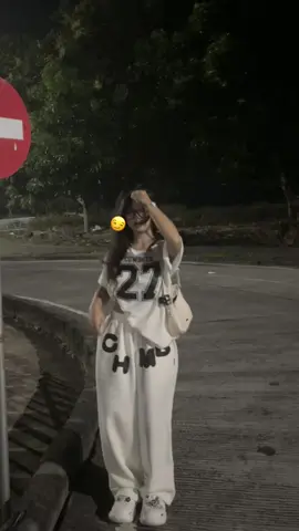 ad yg mau bt celana?ak beli item datengnya puti😞#chmb