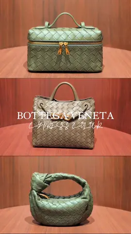 Bottega Veneta : Cypress Colour Edition . Available at Bottega Veneta Senayan City Reach me out Through DM or WA 0895349295630 for further details . #bottegaveneta #bottega #bottegavenetabag #bottegavenetajakarta #bottegavenetajkt #bottegavenetaindonesia #jualbottegavenetaoriginal #jualbottegaveneta #bottegavenetaauthentic #luxurybag #luxurybrand #andiamobag #bottegavenetahop #crossbodybag #crossbodybagsforwomen #shoulderbagmurah 