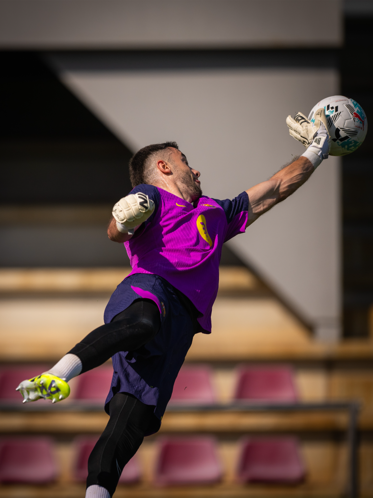 Joan Garcia. First days. Ready to fly. 🧤 #fcbarcelona #joangarcia #barçaontiktok