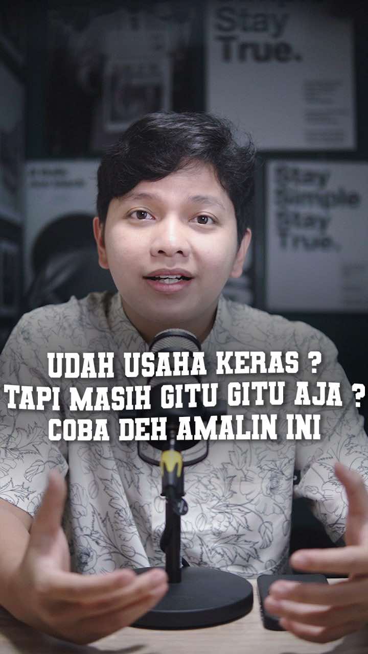 Kamu udah kerja keras, udah banting tulang, tapi rezeki masih seret? Parahnya lagi... kamu gak tau doa ini. Kalau kamu skip video ini dan gak tau doanya… Kamu bakal nyesel banget. Karena ini doa yang Nabi Muhammad baca tiap pagi. Bukan cuma buat rezeki yang banyak, tapi juga biar berkah, halal, dan gak bikin capek hati. Dan doanya pendek banget, gak sampai 10 detik. Dibaca setelah salat Subuh: اللَّهُمَّ إِنِّي أَسْأَلُكَ رِزْقًا طَيِّبًا، وَعِلْمًا نَافِعًا، وَعَمَلًا مُتَقَبَّلًا Allahumma inni as-aluka rizqan tayyiban, wa ‘ilman nafi‘an, wa ‘amalan mutaqabbalan. Artinya: “Ya Allah, aku memohon kepada-Mu rezeki yang baik, ilmu yang bermanfaat, dan amal yang diterima.” (HR. Tirmidzi – hadits ini hasan) Bayangin... kamu baca ini tiap pagi, dan Allah turunin rezeki yang gak cuma banyak, tapi juga bikin tenang. Jangan tunggu kamu capek dulu baru sadar. Doa ini udah jadi rutinitas banyak orang sukses yang gak cuma kaya, tapi juga tenang hidupnya. Yuk mulai dari besok pagi. Tag temen kamu yang lagi kejar rezeki, dan follow aku buat amalan lainnya yang bisa jadi jalan rezeki kamu.