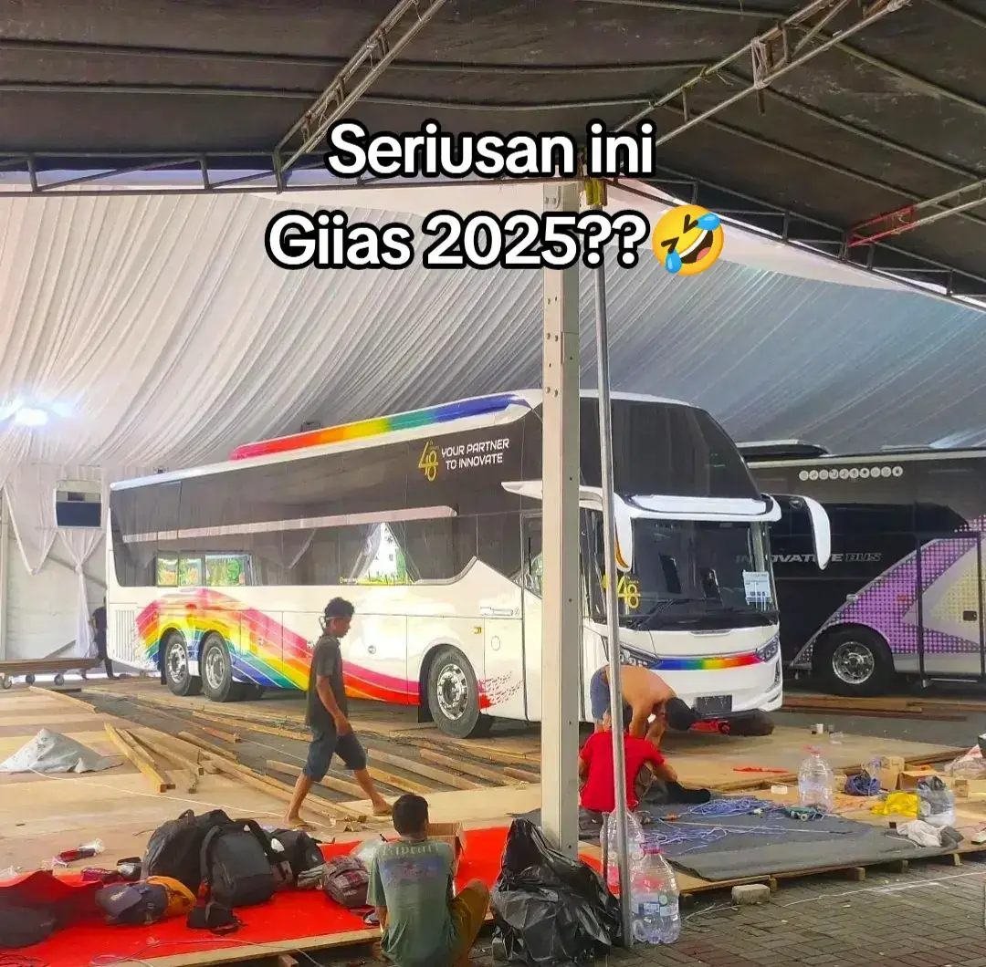 SUMBER FOTO : instagram @majelisfotobis.ind  Tampak persiapan Stand booth Karoseri Laksana di ajang giias 2025, asli ini pameran apa mau hajatan?? 🤣🤣 @giias_id  #giias #giias2025 #laksanakaroseri #pameranotomotif #bismaniacommunity #gaikindoindonesiainternasionalautoshow 