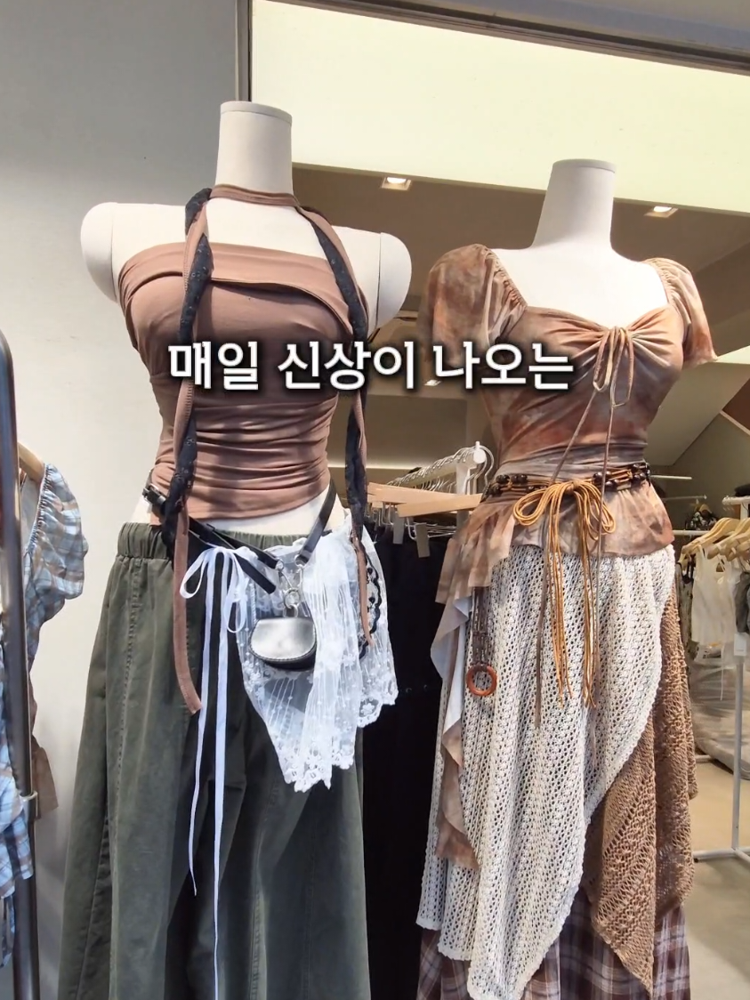 홍대입구역 9번출구에서 1분만 걸으면 매일 신상이 나오는 홍대쇼핑 핫플❗️ #제작지원  ⠀ 여름옷쇼핑 어디서 어떻게 해야할지 모르겠다구요? 그렇다면 여기부터 달려가세요! ⠀ 마네킹이 입은 옷 그대로 따라 입으면 돼서 코디 걱정 하나도 없고 ⠀ 규모도 지하부터 2층까지....! 퀄리티 좋은데 가격까지 저렴한 옷 한가득이라 에겐녀,테토녀들 다 모여있더라구요~ ⠀ 피팅룸도 있어서 언제든 편하게 착용가능하니깐 홍대 놀러갈 때 꼭 다녀와보세요🎶🤍 ⠀ [반셀] 📍홍대 1호점(홍대입구역 9번출구) 서울시 마포구 홍익로6길34 지하1-2층 📍홍대 2호점(홍대거리) 서울시 마포구 홍익로3길15 1층 📍홍대 3호점 서울시 마포구 와우산로23길52 1층 📍명동점 서울시 중구 명동10길3-1 1층 ⠀ *온라인쇼핑몰도 있으니깐 참고하기📲🛍 ⠀ @bo_illak @bo_illak ⠀ @bo_illak 팔로우하시고 FUN한 데이트스팟 받아가세요🌈🩵 ⠀ #홍대데이트 #홍대입구역데이트 #홍대옷가게 #홍대옷가게추천 #홍대패션 #홍대핫플레이스 #홍대핫플 #쇼핑몰추천 #인터넷쇼핑몰 #연남핫플 #연남동데이트추천 #홍대데이트코스 #연남데이트 #연남동옷가게 #연남동데이트코스 #반셀 #여자쇼핑몰추천 #여성쇼핑몰 #서울데이트 