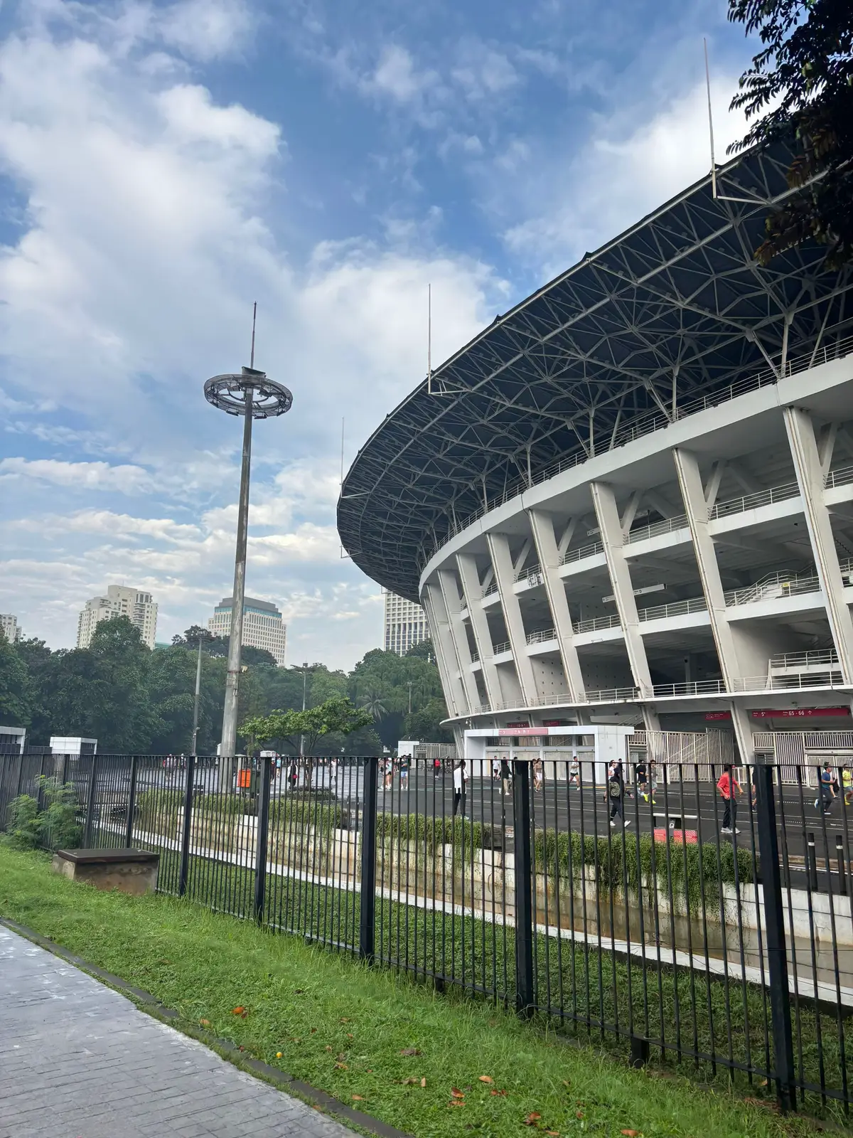 gbk dikala cerah itu view-nya bagus banget!! (bonus city view) #gbk #gbksenayan #openspace #jakarta #placetogojkt #placetogo #olahraga #tuku #tukugbk 