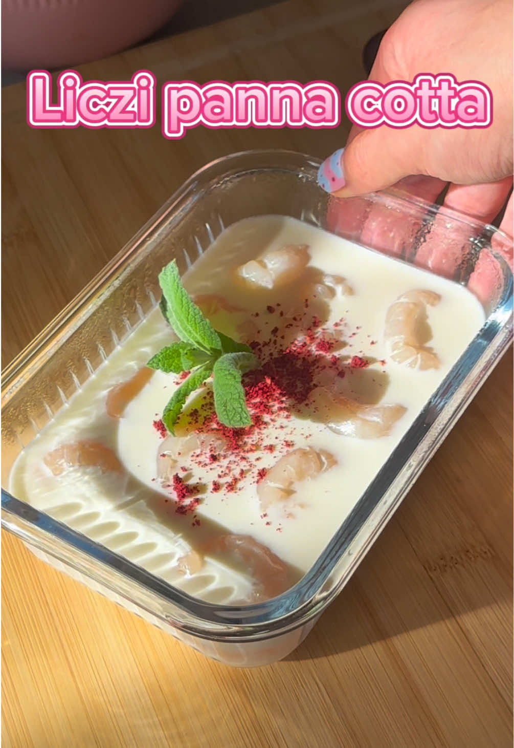 Bardzo chciałem pokazać wam ten przepis na liczi panacotte czyli khúc bạch vải  . Składniki  -puszka liczi  -500ml śmietanki kremówki  -120g cukru (albo mniej) -500ml mleka  -25g żelatyny (nieśmierdzącej) -(opcjonalnie) laska wanilii  . Przepis: 1. Zalej żelatynę gorącą wodą i daj jej napęcznieć  2. W garnku wymieszaj śmietankę, mleko, cukier, laskę wanilii i napęczniałą żelatynę.  3. Podgrzej mieszając ale NIE GOTUJ, chyba że zamiast żelatyny użyłxś agaru  4. W pojemniku ułóż liczi gniazdem nasiennym do góry i zalej mleczną miksturą  5. Ostudź i wsadź do lodówki na około 2/3 godziny  . .  . #sajgoneczki #Recipe #lychee #vietnam #asianrecipe 