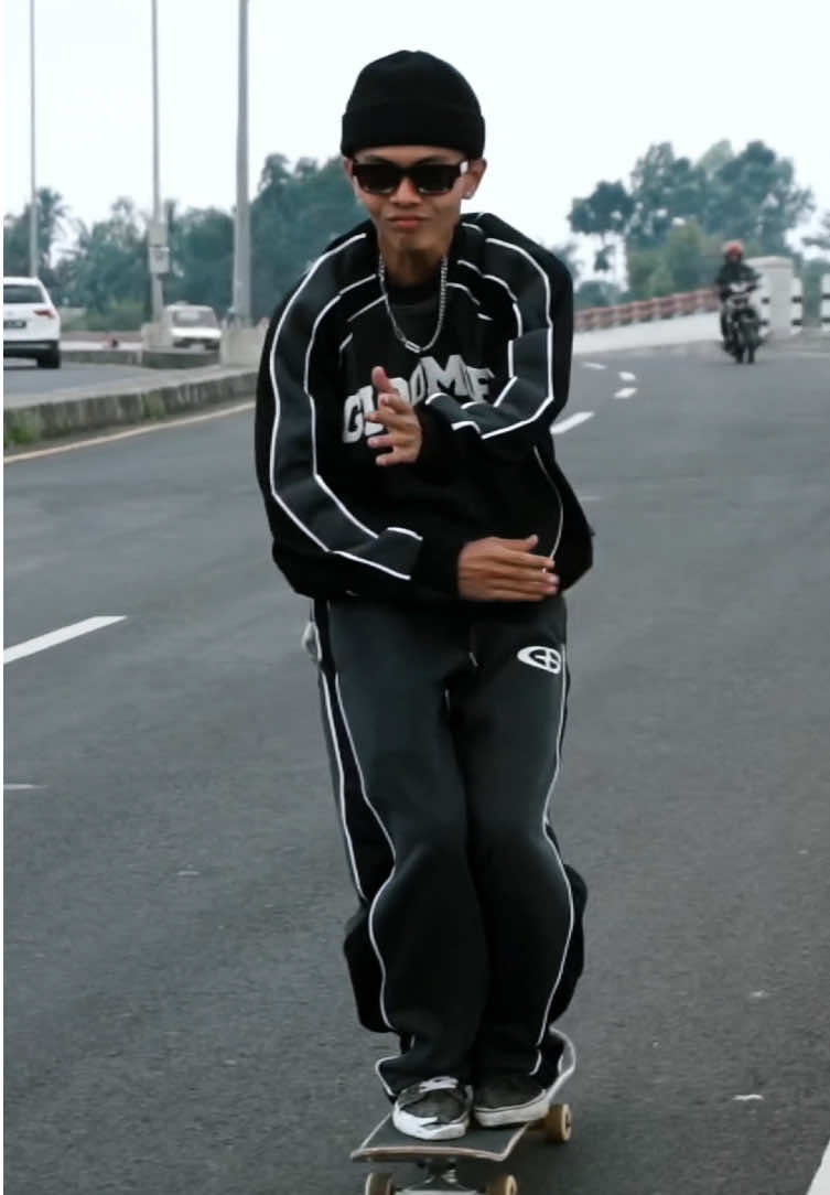 When local culture meets streetwear  Pacu Jalur in Gloomie fit? Keep it up! #UnusualVision #GloomieSunday #sweatpants #UnusualVision 