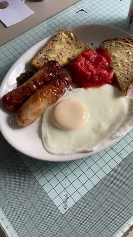 #wieiad #tiktokfood #FoodTok #foodies #breakfast #eggs #sauages #toast #tomatoes 