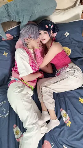 另一半要慎選….. Choose your partner wisely… 汪汪汪🐶 Zoey & Mystery❤️❤️❤️❤️ #Mysterysaja /yao #Zoey @alma_coser  #zoeystery  #sodapop #kpop獵魔女團 #蘇打甜心 #cosplay #kpopdemonhunters #sajaboy #huntrx