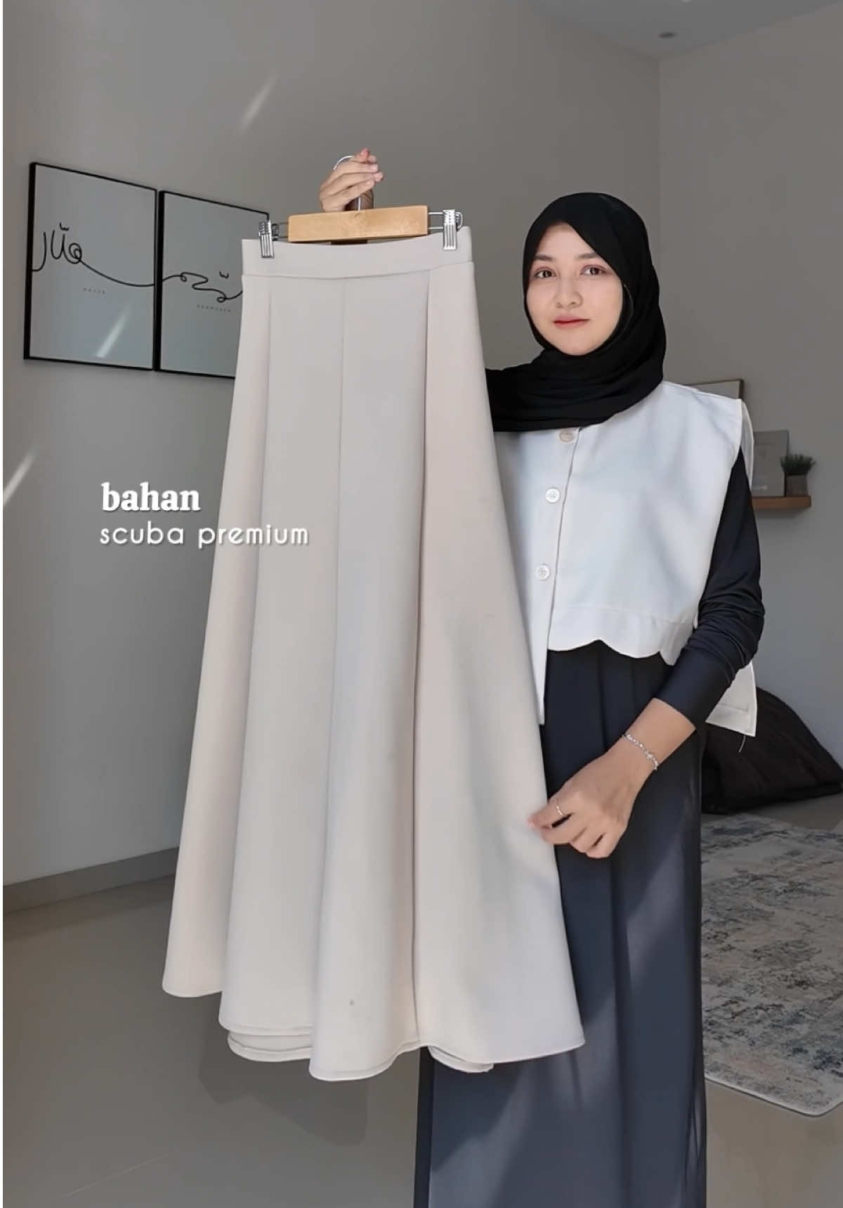 Membalas @triaseventi emang bikin salfok ya xixi audy skirt korean style cuma 50 ribuann nih gass beli ngga tu 🤭 #rokviral #rokpanjang #rokkoreanstyle 
